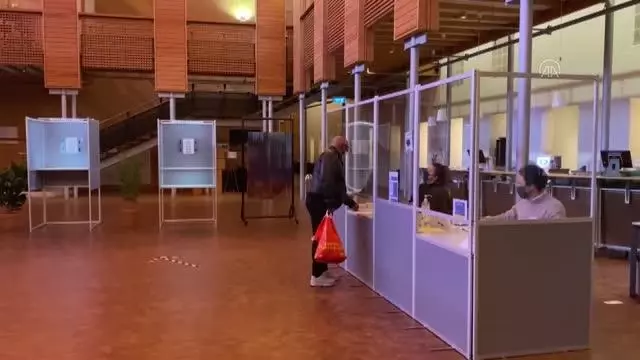 ROTTERDAM - Hollanda halkı Kovid-19 salgını gölgesinde sandığa gidiyor ROTTERDAM - Hollanda halkı Kovid-19 salgını gölgesinde sandığa gidiyor