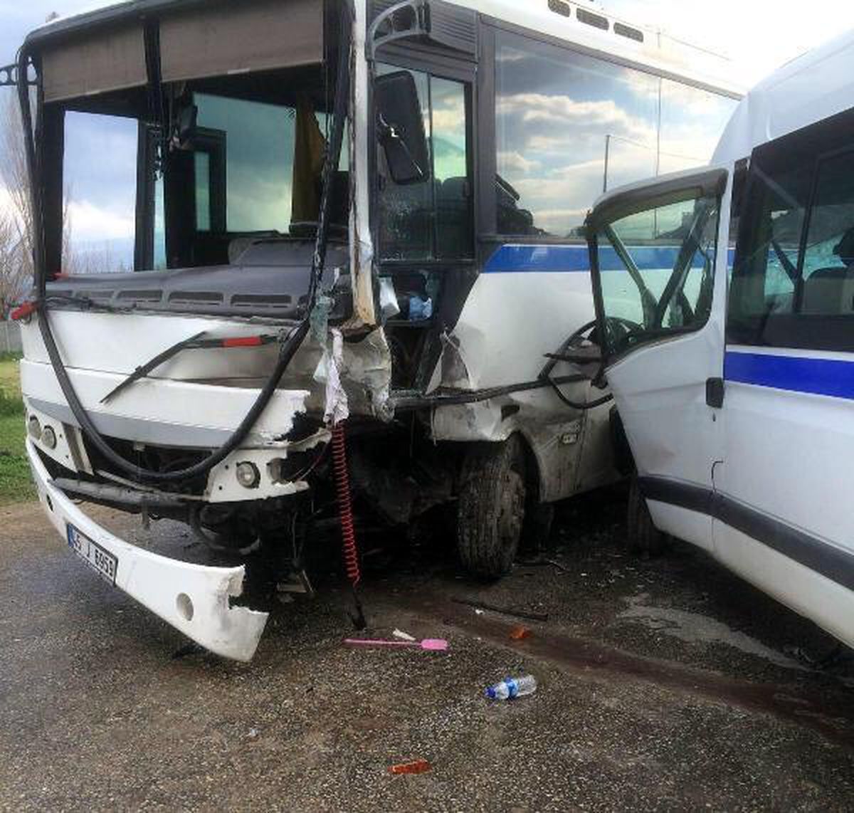 Salihli'de işçi servis minibüsleri çarpıştı: 10 yaralı