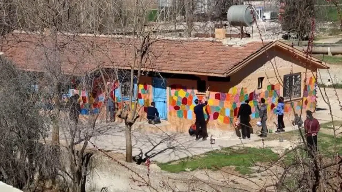 ŞANLIURFA - Harran'ın köy okulları öğretmenler tarafından boyanarak renklendiriliyor