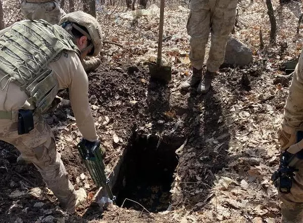 Tunceli'de teröristlerin kullandığı 6 sığınak, kullanılamaz hale getirildi Tunceli'de teröristlerin kullandığı 6 sığınak, kullanılamaz hale getirildi