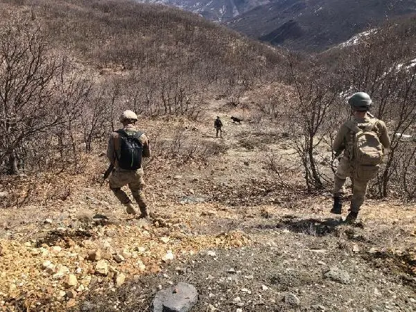 Tunceli'de teröristlerin kullandığı 6 sığınak, kullanılamaz hale getirildi Tunceli'de teröristlerin kullandığı 6 sığınak, kullanılamaz hale getirildi