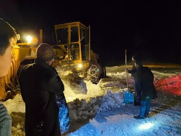 Van'da 55 yerleşim yerinin yolu kardan temizlenerek ulaşıma açıldı