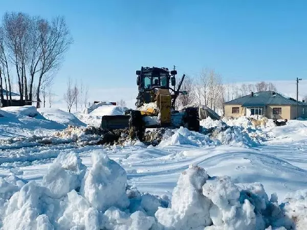 Van'da 55 yerleşim yerinin yolu kardan temizlenerek ulaşıma açıldı