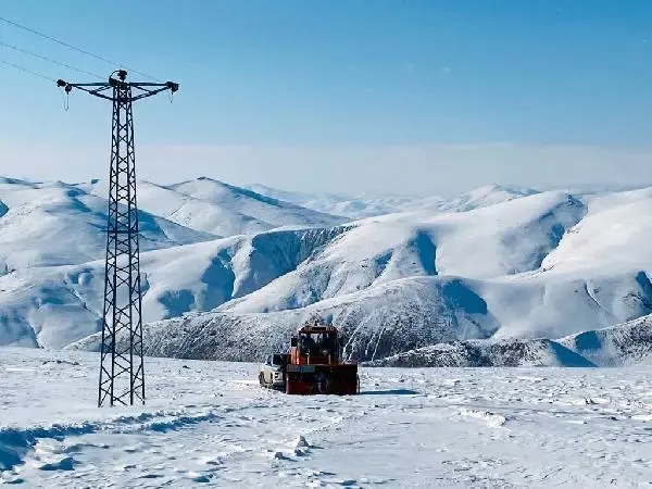 Van'da 55 yerleşim yerinin yolu kardan temizlenerek ulaşıma açıldı