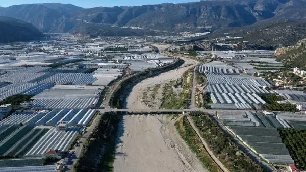 ANTALYA Yeterli yağış olmayınca Demre Çayı tamamen kurudu ANTALYA Yeterli yağış olmayınca Demre Çayı tamamen kurudu