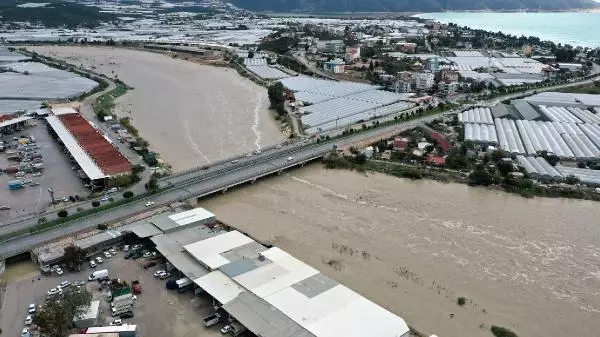 ANTALYA Yeterli yağış olmayınca Demre Çayı tamamen kurudu ANTALYA Yeterli yağış olmayınca Demre Çayı tamamen kurudu