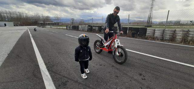 2 yaşındaki oğluna motosiklet kullandıran Kenan Sofuoğlu iddialı: Formula-1'e yetiştirmek isterim