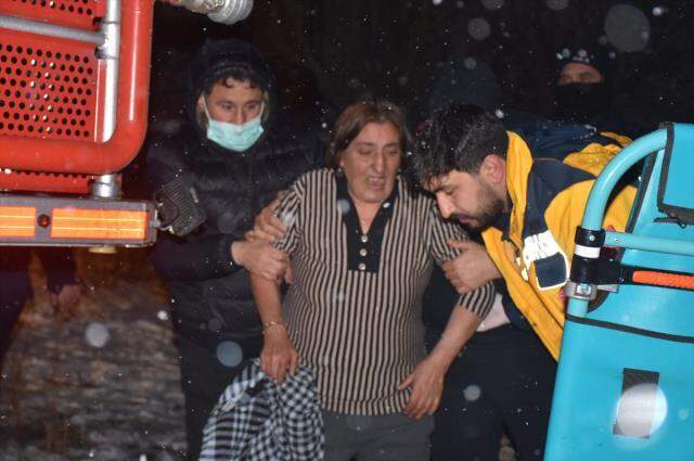 6 katlı binada çıkan yangında mahsur kalan 41 kişi hastanelik oldu
