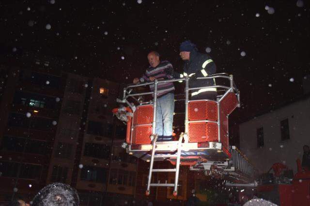 6 katlı binada çıkan yangında mahsur kalan 41 kişi hastanelik oldu
