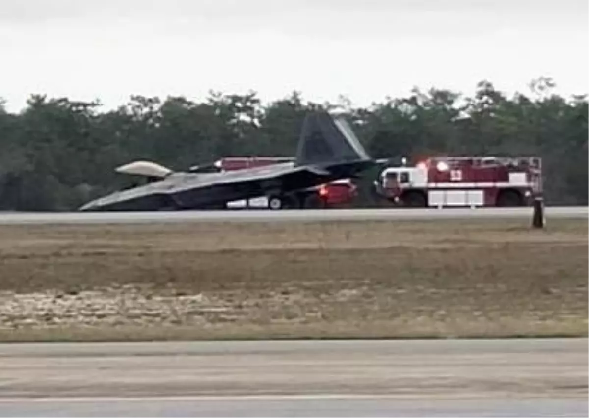 Сбили американский самолет. ВВС США F-22. Авиабаза Эглин штат Флорида. Raptor f-22 на взлётно посадочной полосе. Посадка истребителя.