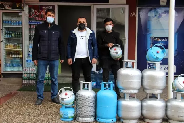 Bagaj dolusu parayla geldi, 46 ailenin borcunu sildi Bagaj dolusu parayla geldi, 46 ailenin borcunu sildi