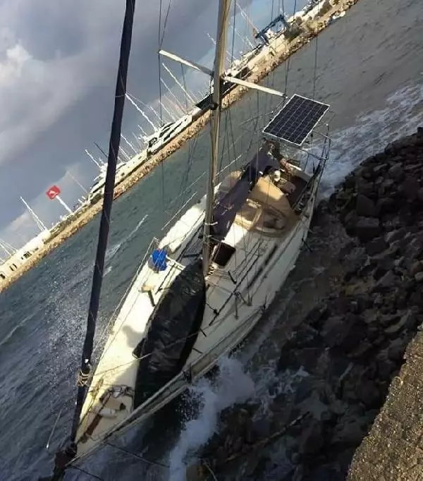 Bodrum'da fırtına etkili oldu; yelkenli tekne karaya vurdu