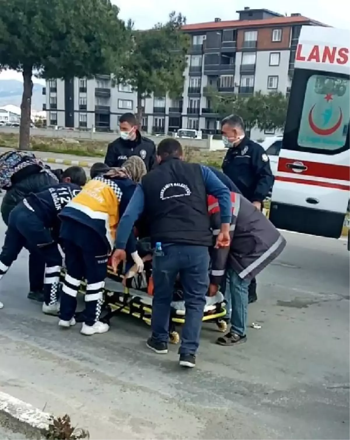 Burhaniye'de otomobil ile motosiklet çarpıştı: 2 yaralı
