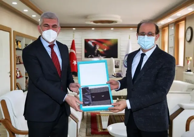 Cumhurbaşkanlığı Kütüphaneler Daire Başkanı Ayhan Tuğlu'dan Cumhurbaşkanlığı Kütüphaneler Daire Başkanı Ayhan Tuğlu'dan