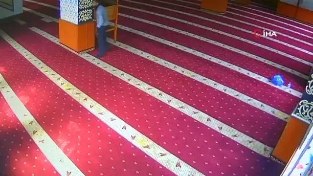 Diyarbakır'da bir acayip hırsızlık: Camiye giren hırsız, ses cihazını kefene sarıp çaldı