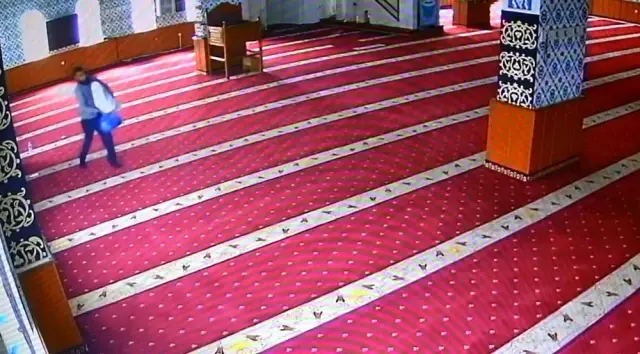 Diyarbakır'da bir acayip hırsızlık: Camiye giren hırsız, ses cihazını kefene sarıp çaldı