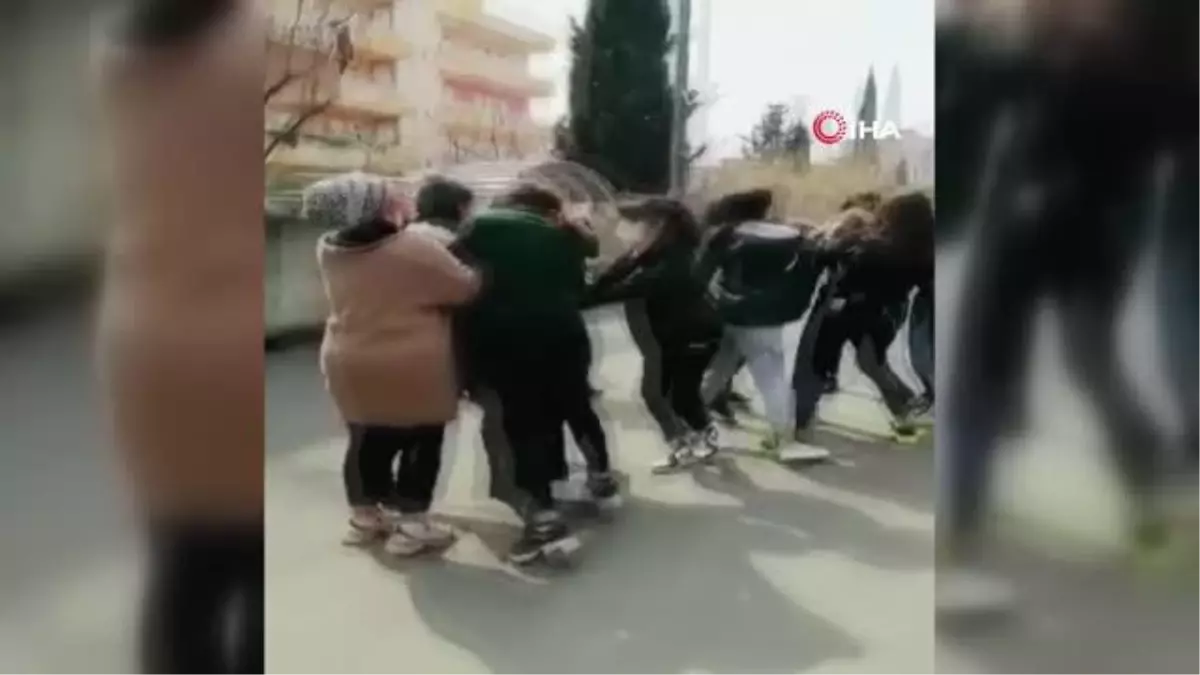 Genç kızların saç saça baş başa kavgası kamerada
