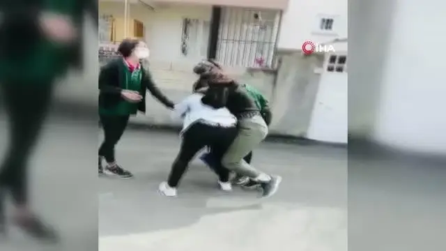 Genç kızların saç saça baş başa kavgası kamerada