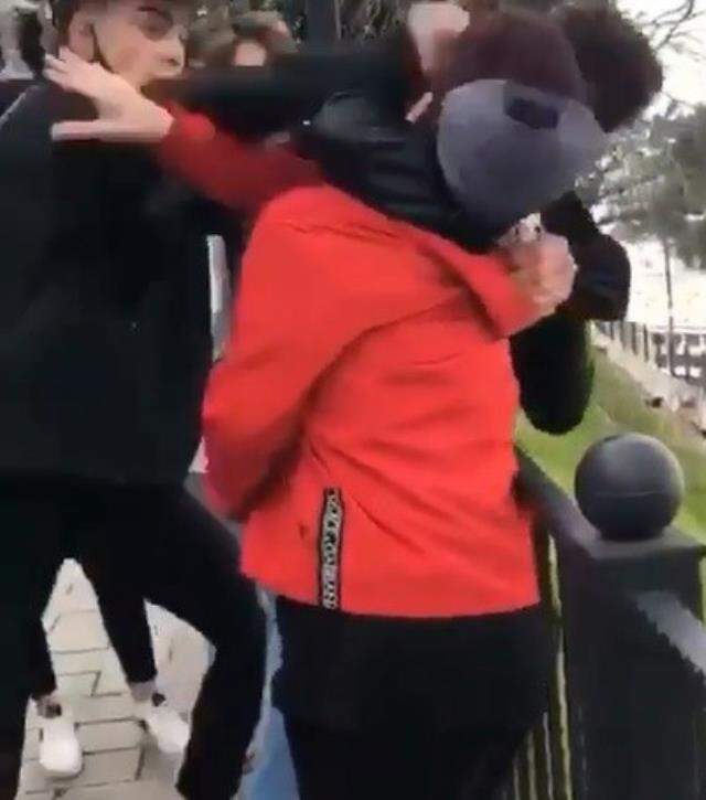 Gençlerin ölümüne kız kavgası kamerada! 'Vurmayın' diye yalvardı ama kimse dinlemedi