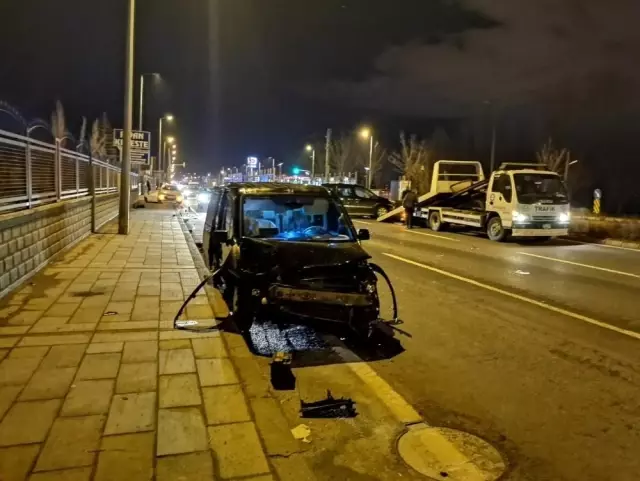 Hafif ticari araçlar çarpıştı, tramvay durağı zarar gördü Hafif ticari araçlar çarpıştı, tramvay durağı zarar gördü