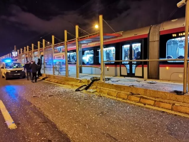 Hafif ticari araçlar çarpıştı, tramvay durağı zarar gördü Hafif ticari araçlar çarpıştı, tramvay durağı zarar gördü