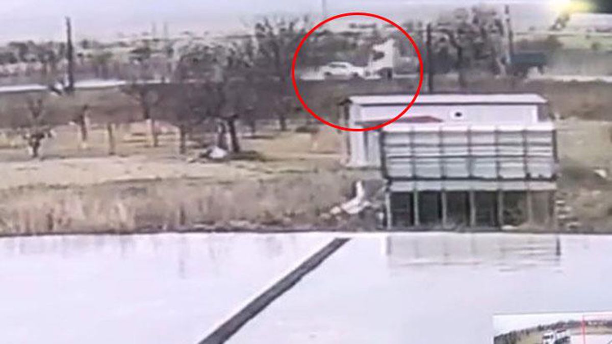 Hatalı sollama yapan tırın karşıdan gelen otomobili ezdiği feci kaza kamerada