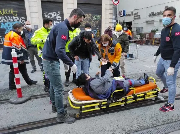 İSTİKLAL CADDESİ'NDE 3 KİŞİNİN BİNDİĞİ MOTOSİKLETLE TEMİZLİK ARACI ÇARPIŞTI İSTİKLAL CADDESİ'NDE 3 KİŞİNİN BİNDİĞİ MOTOSİKLETLE TEMİZLİK ARACI ÇARPIŞTI