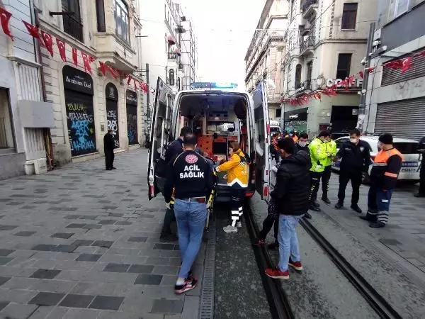 İSTİKLAL CADDESİ'NDE 3 KİŞİNİN BİNDİĞİ MOTOSİKLETLE TEMİZLİK ARACI ÇARPIŞTI İSTİKLAL CADDESİ'NDE 3 KİŞİNİN BİNDİĞİ MOTOSİKLETLE TEMİZLİK ARACI ÇARPIŞTI