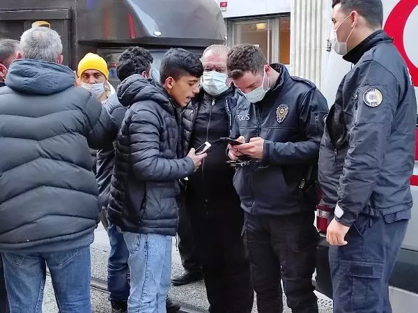 İSTİKLAL CADDESİ'NDE 3 KİŞİNİN BİNDİĞİ MOTOSİKLETLE TEMİZLİK ARACI ÇARPIŞTI İSTİKLAL CADDESİ'NDE 3 KİŞİNİN BİNDİĞİ MOTOSİKLETLE TEMİZLİK ARACI ÇARPIŞTI