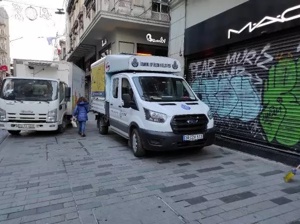 İSTİKLAL CADDESİ'NDE 3 KİŞİNİN BİNDİĞİ MOTOSİKLETLE TEMİZLİK ARACI ÇARPIŞTI İSTİKLAL CADDESİ'NDE 3 KİŞİNİN BİNDİĞİ MOTOSİKLETLE TEMİZLİK ARACI ÇARPIŞTI