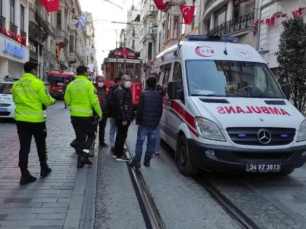İSTİKLAL CADDESİ'NDE 3 KİŞİNİN BİNDİĞİ MOTOSİKLETLE TEMİZLİK ARACI ÇARPIŞTI İSTİKLAL CADDESİ'NDE 3 KİŞİNİN BİNDİĞİ MOTOSİKLETLE TEMİZLİK ARACI ÇARPIŞTI