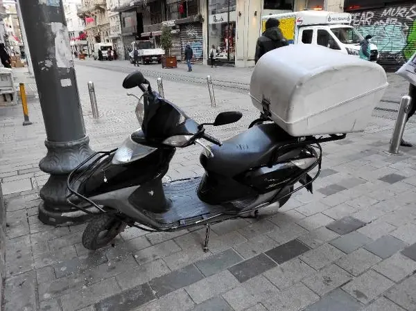İSTİKLAL CADDESİ'NDE 3 KİŞİNİN BİNDİĞİ MOTOSİKLETLE TEMİZLİK ARACI ÇARPIŞTI İSTİKLAL CADDESİ'NDE 3 KİŞİNİN BİNDİĞİ MOTOSİKLETLE TEMİZLİK ARACI ÇARPIŞTI