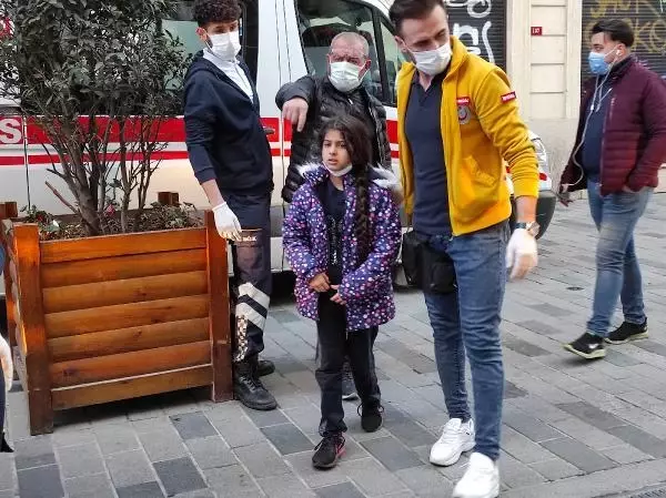 İSTİKLAL CADDESİ'NDE 3 KİŞİNİN BİNDİĞİ MOTOSİKLETLE TEMİZLİK ARACI ÇARPIŞTI İSTİKLAL CADDESİ'NDE 3 KİŞİNİN BİNDİĞİ MOTOSİKLETLE TEMİZLİK ARACI ÇARPIŞTI