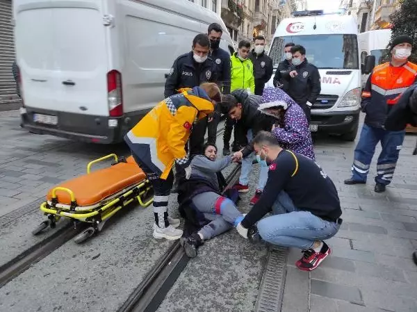 İSTİKLAL CADDESİ'NDE 3 KİŞİNİN BİNDİĞİ MOTOSİKLETLE TEMİZLİK ARACI ÇARPIŞTI İSTİKLAL CADDESİ'NDE 3 KİŞİNİN BİNDİĞİ MOTOSİKLETLE TEMİZLİK ARACI ÇARPIŞTI