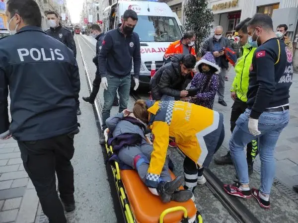 İSTİKLAL CADDESİ'NDE 3 KİŞİNİN BİNDİĞİ MOTOSİKLETLE TEMİZLİK ARACI ÇARPIŞTI İSTİKLAL CADDESİ'NDE 3 KİŞİNİN BİNDİĞİ MOTOSİKLETLE TEMİZLİK ARACI ÇARPIŞTI