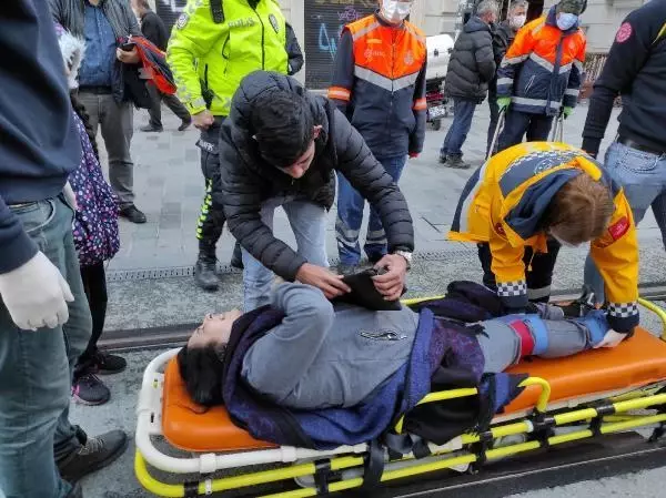 İSTİKLAL CADDESİ'NDE 3 KİŞİNİN BİNDİĞİ MOTOSİKLETLE TEMİZLİK ARACI ÇARPIŞTI İSTİKLAL CADDESİ'NDE 3 KİŞİNİN BİNDİĞİ MOTOSİKLETLE TEMİZLİK ARACI ÇARPIŞTI