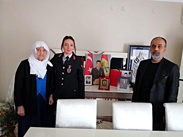 Son dakika haber | Gara şehitlerinden Astsubay Semih Özbey'in, babasına jandarmadan ziyaret Son dakika haber | Gara şehitlerinden Astsubay Semih Özbey'in, babasına jandarmadan ziyaret