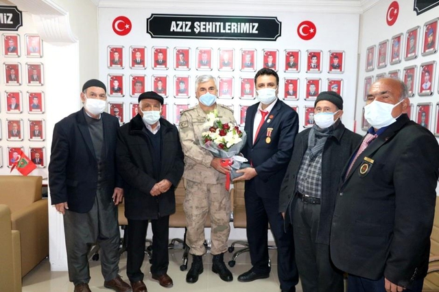 Son dakika haber | Gara şehitlerinden Astsubay Semih Özbey'in, babasına jandarmadan ziyaret Son dakika haber | Gara şehitlerinden Astsubay Semih Özbey'in, babasına jandarmadan ziyaret