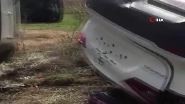Jipleri taşıyan tır yoldan çıktı, Nissan'lar tarlaya savruldu