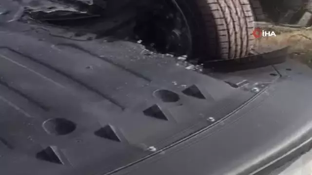 Jipleri taşıyan tır yoldan çıktı, Nissan'lar tarlaya savruldu