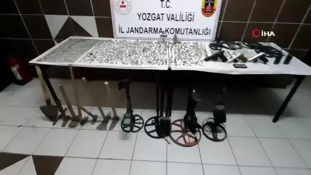 Kaçak kazı yapan şahsın evinde yüzlerce sikke yakalandı