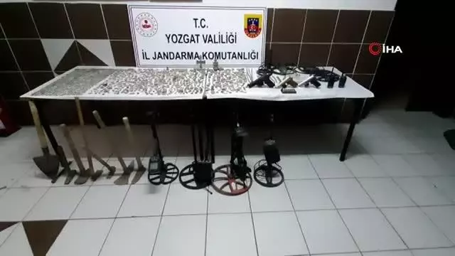 Kaçak kazı yapan şahsın evinde yüzlerce sikke yakalandı