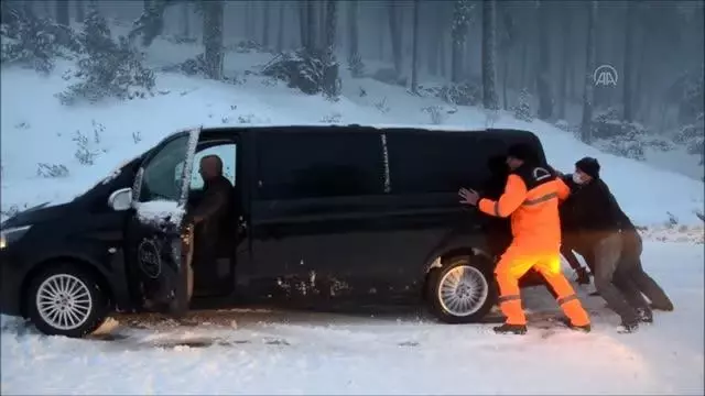 Kar ve tipi nedeniyle kara yolunda mahsur kalan 9 kişi kurtarıldı