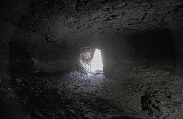 Karadeniz'de ilk insanların yaşadığı mağarayı defineciler, talan etmiş