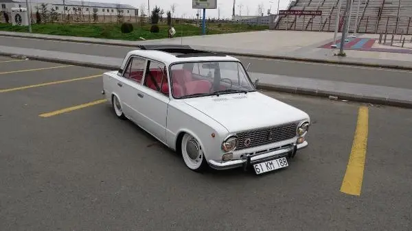 Karadenizli gencin yolda zıpladığı izlenimi veren otomobili ilgi görüyor