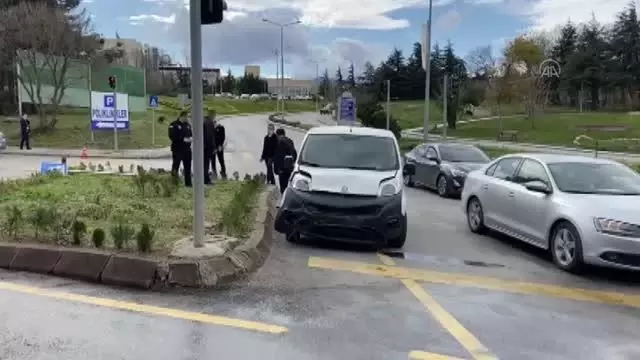 Kazanın ardından devrilen otomobil yayalara çarptı: 1 ölü, 3 yaralı Kazanın ardından devrilen otomobil yayalara çarptı: 1 ölü, 3 yaralı