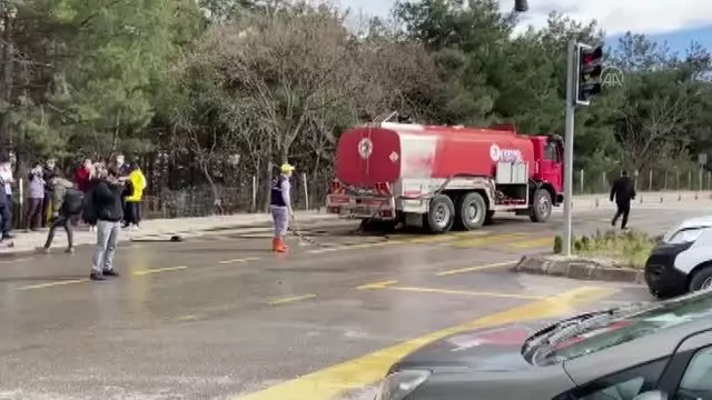 Kazanın ardından devrilen otomobil yayalara çarptı: 1 ölü, 3 yaralı Kazanın ardından devrilen otomobil yayalara çarptı: 1 ölü, 3 yaralı