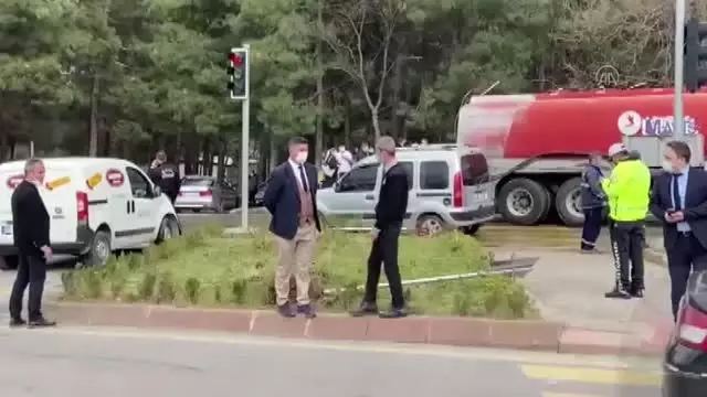 Kazanın ardından devrilen otomobil yayalara çarptı: 1 ölü, 3 yaralı Kazanın ardından devrilen otomobil yayalara çarptı: 1 ölü, 3 yaralı