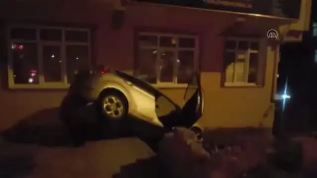 KIRIKKALE - Apartmana çarpan otomobilin sürücüsü yaralandı