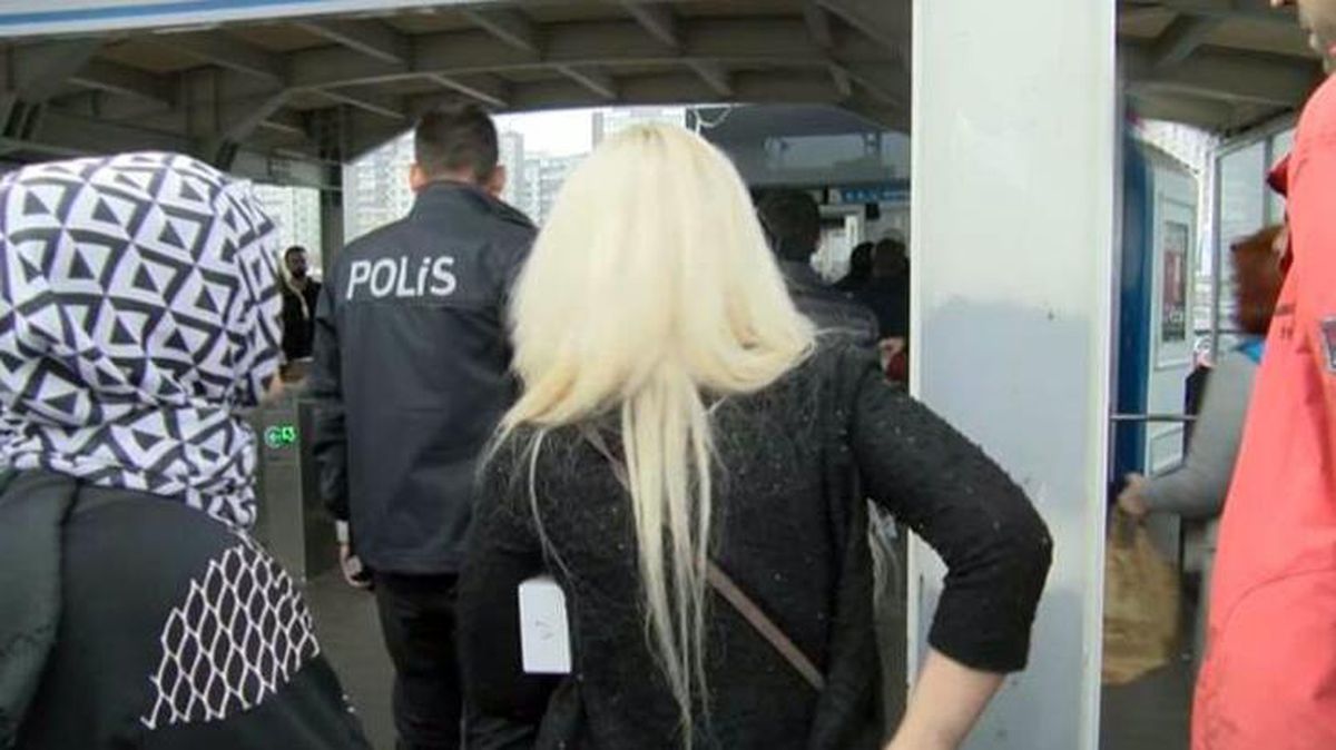 Metrobüste uyuyakalan kadının yardım istediği kişi sapık çıktı: Siz de bayağı iyiymişsiniz